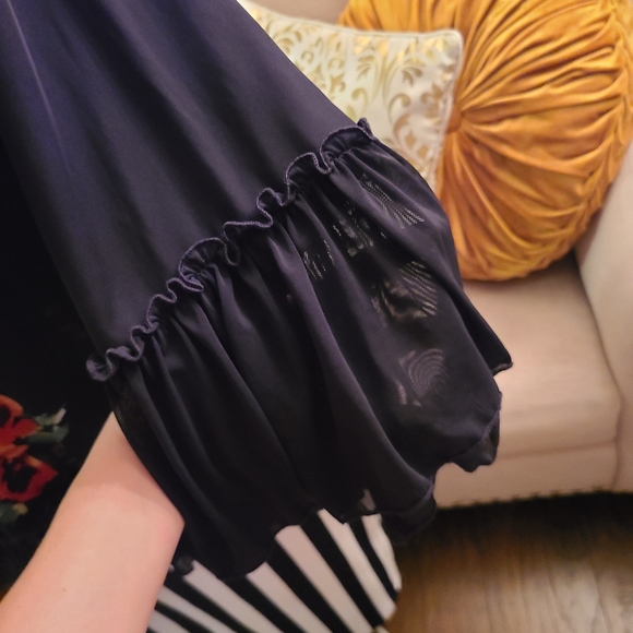 SOLD 🖤Classy floral top!🖤 - Picture 5 of 6